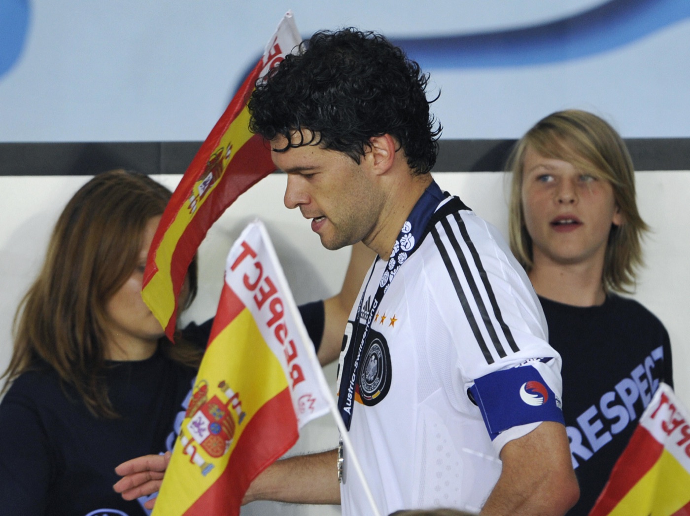 巴拉克（2008年欧洲杯决赛失利后，德国队长，西班牙国旗穿过背景）