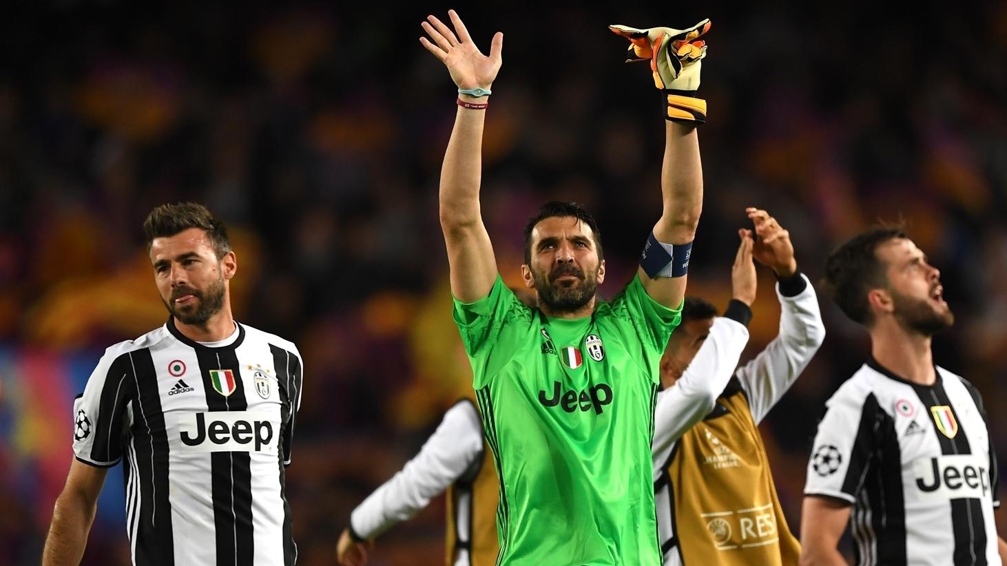 布冯（尤文图斯时期，2017年欧冠诺坎普客场对阵巴萨赛后，佩戴队长袖标向球迷致意）