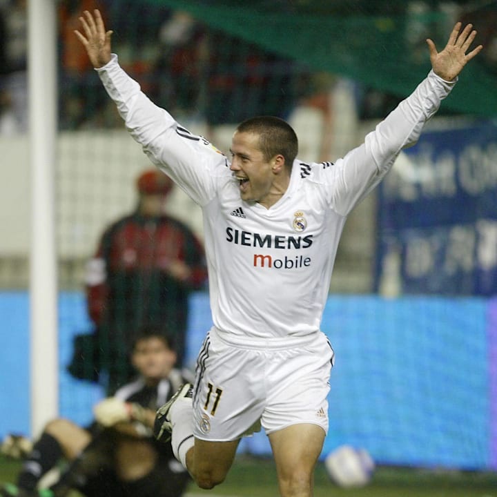 欧文（2004-05 赛季皇马时期，白色 11 号球衣进球后张开双臂庆祝）