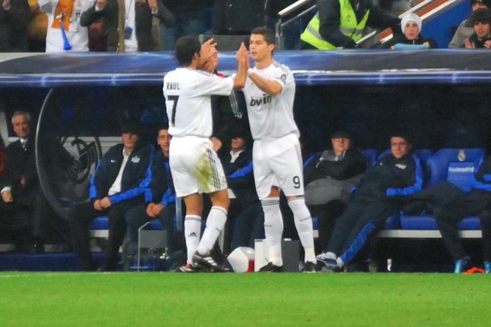 劳尔与C罗（2009-10赛季，劳尔被换下，C罗登场）