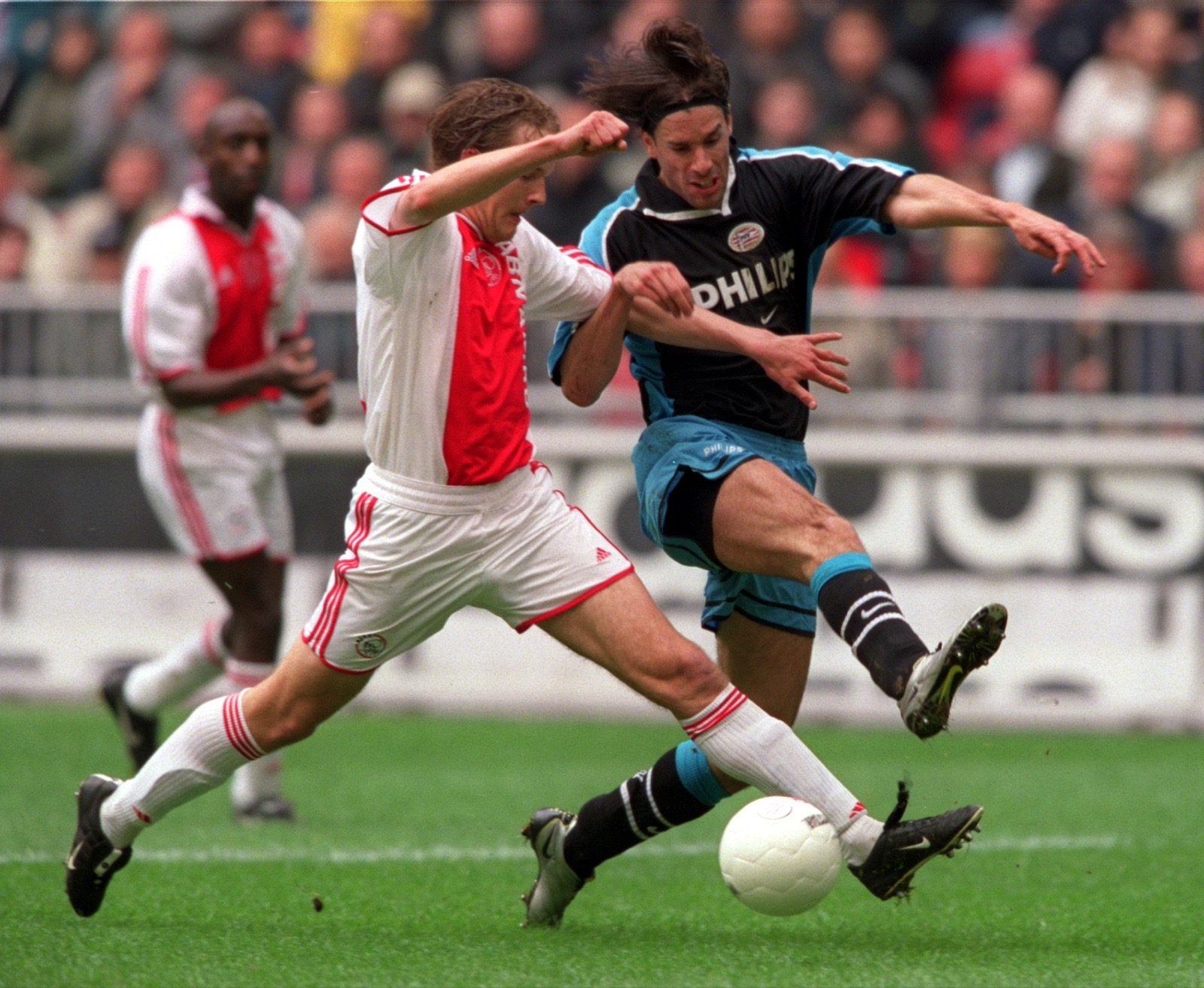 范尼（PSV 时期客场对阵阿贾克斯，身穿蓝色客场球衣突破后卫）